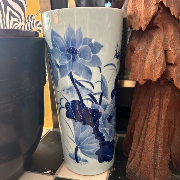 Vintage Chinese ceramic lotus vase in blue and white home - Picture 7 of 11